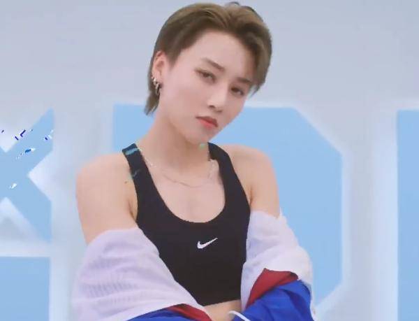 原创青你2舞蹈室拍大片刘雨昕穿背心束胸惹争议造型太男性化