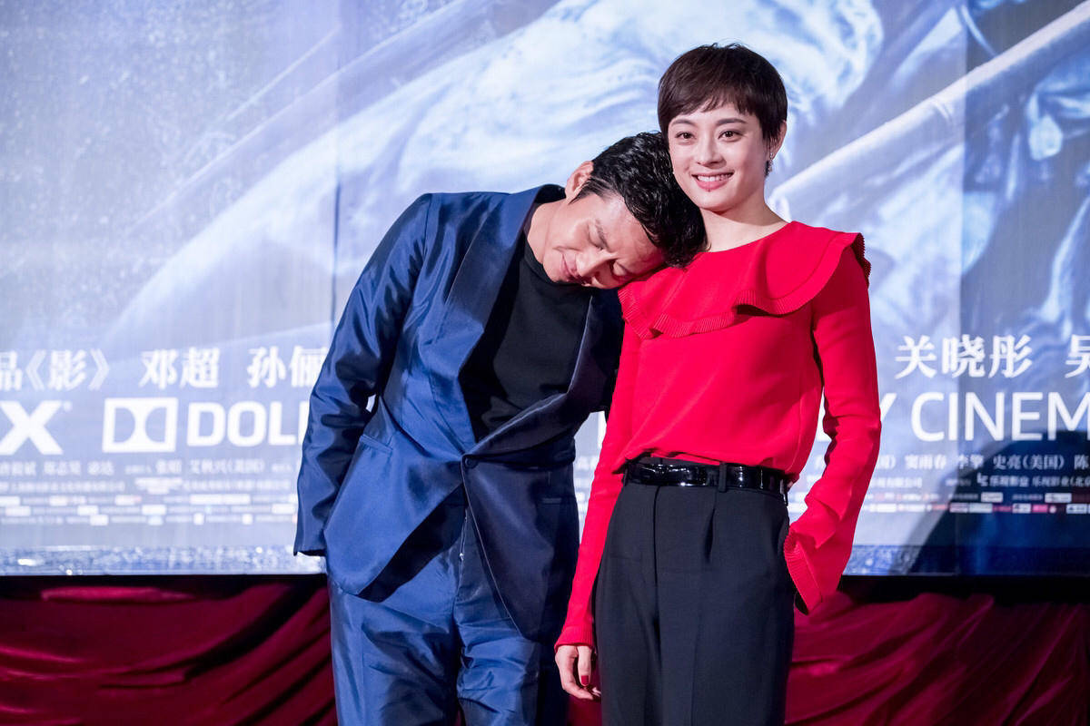 孙俪邓超又秀恩爱穿红色上衣配黑色西装裤邓超娶到她真有眼光