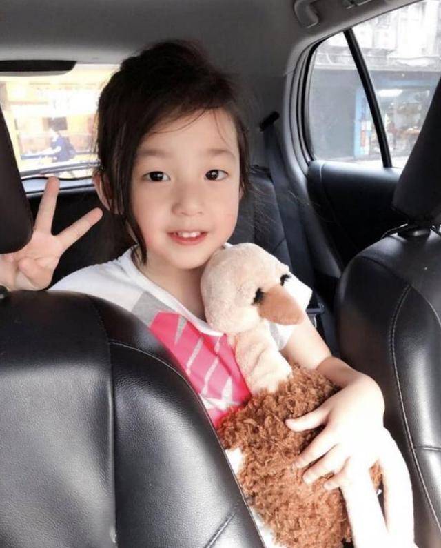 原创有种天生丽质叫小泡芙7岁已经初显女神范高挑身材惹人羡慕