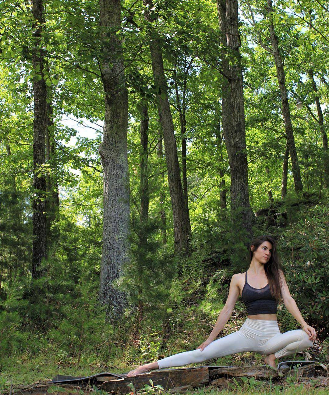 戚薇太撩人,旗袍直接短到大腿根,露出美腿细腰谁能顶得住