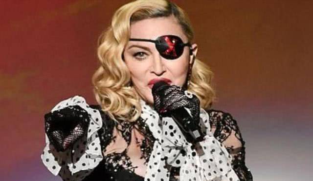 原创61岁麦当娜憋坏了凌晨3点在浴室自嗨开唱比25岁小男友能熬夜