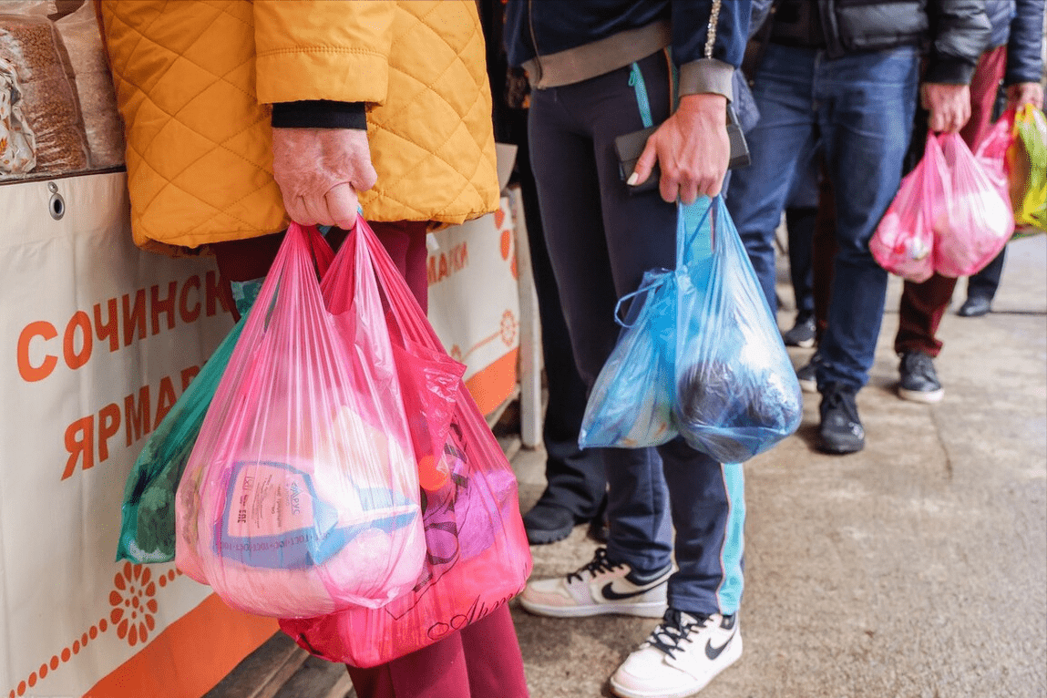 塑料袋套在碗裡裝熱面熱湯老闆卻說這樣很安全真是這樣嗎