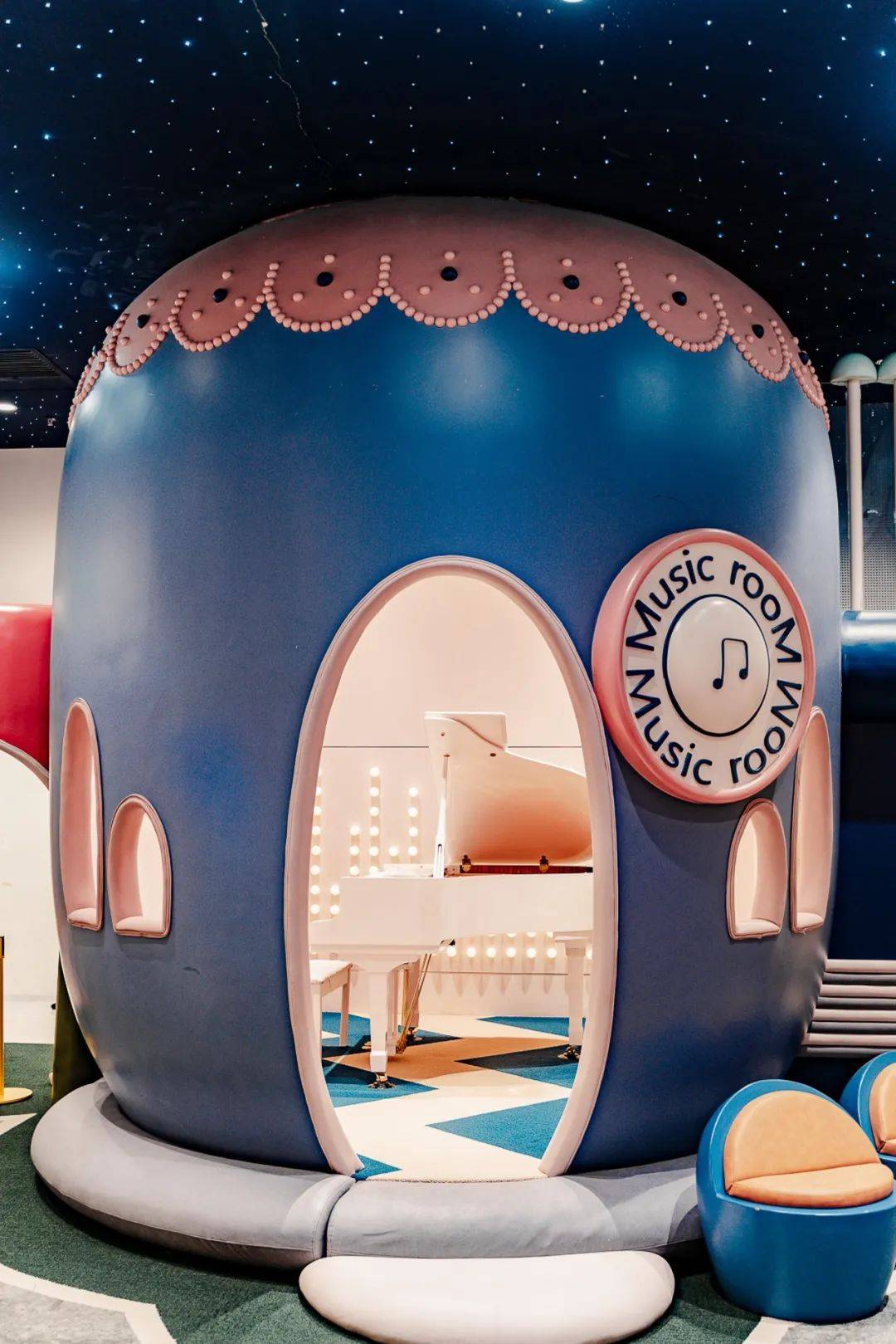 妈妈的口红女宝宝,在这里可以尽情扮靓喇~超逼真的化妆品玩具和梳妆台