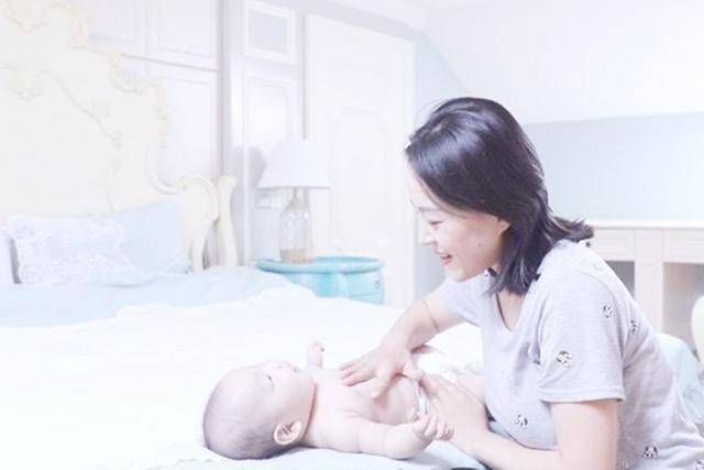 母乳喂奶时，妈妈多做这两个小动作，有助于宝宝长高，大脑更聪明