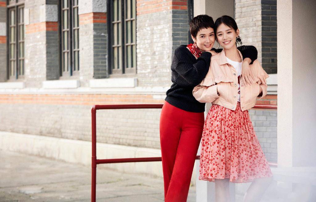 原创马思纯和亲姨街拍50岁蒋雯丽穿红裙姨娘俩更像一对好闺蜜