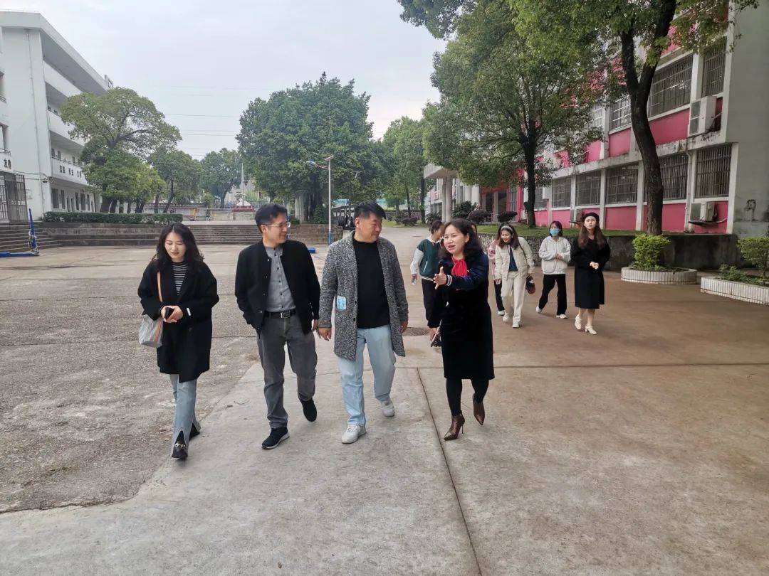 桂林市第十一中学举行广西师范大学美术学院实习小组师生作品展开幕