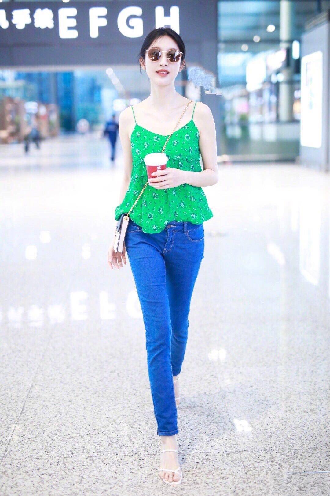 原创张俪有身材就放肆穿吊带上衣配紧身牛仔裤169比例惹人羡