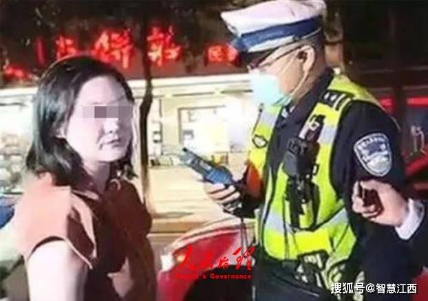 江西玛莎女司机身份曝光：万元长裙百万豪车，从艺术生到行长助理
