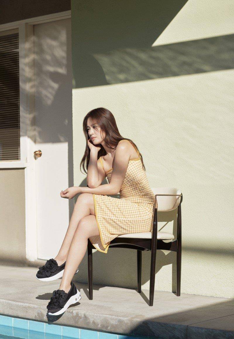 38岁宋慧乔越来越时尚,紧身背心配铅笔裙好惊艳,美出新高度_连衣裙