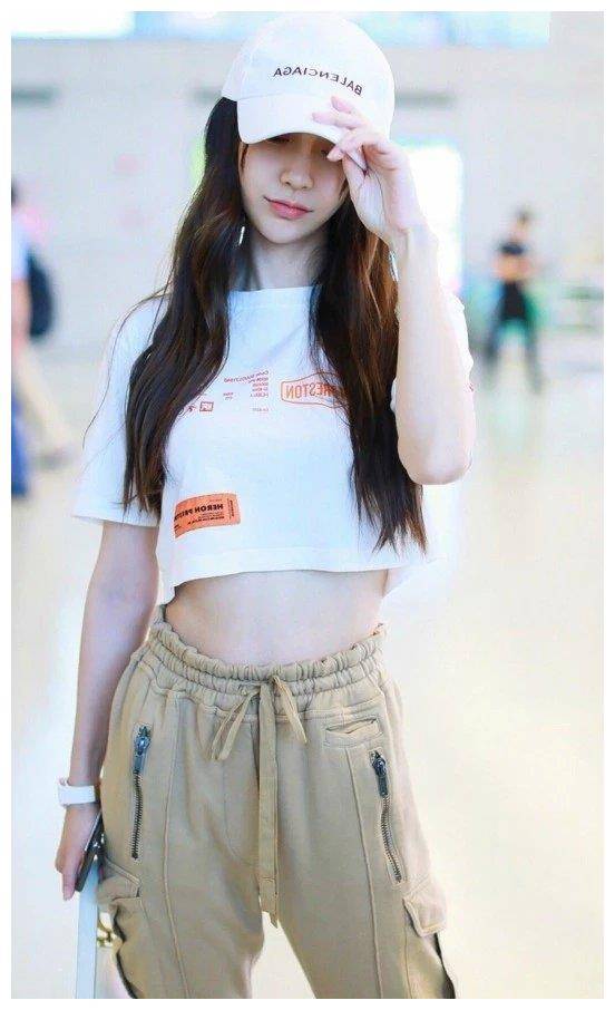 90斤穿不进的工装裤,她还要用腰带绑紧_t恤_身材_穿着