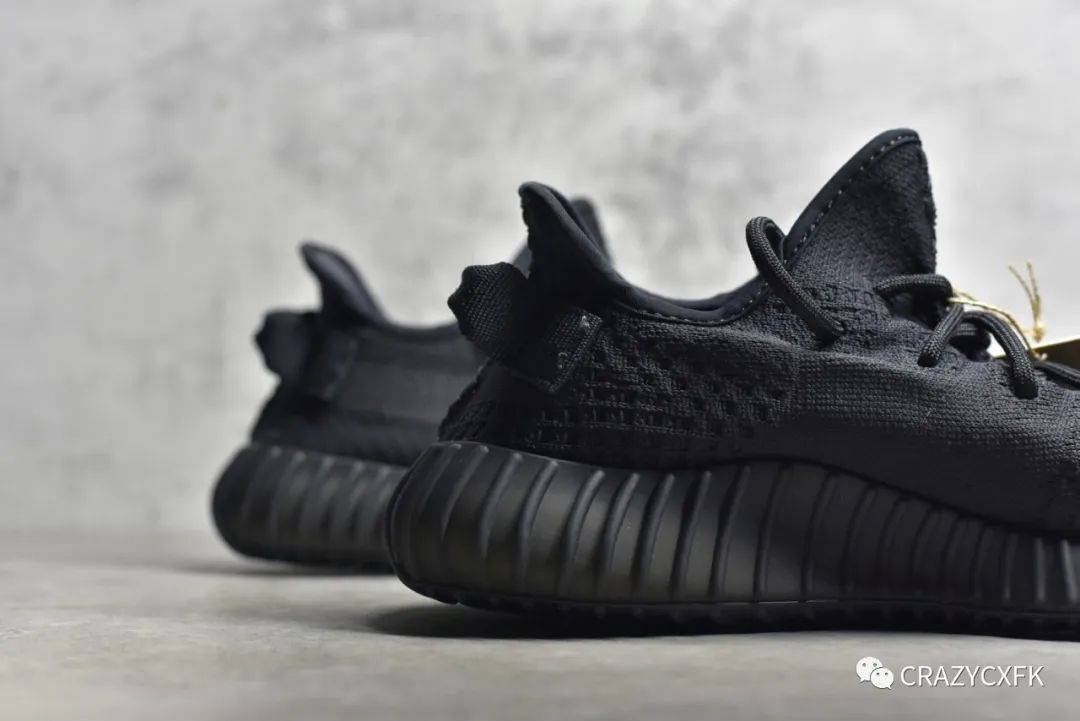 阿迪达斯椰子 adidas yeezy boost 350 v2 onyx 纯黑武士运动鞋