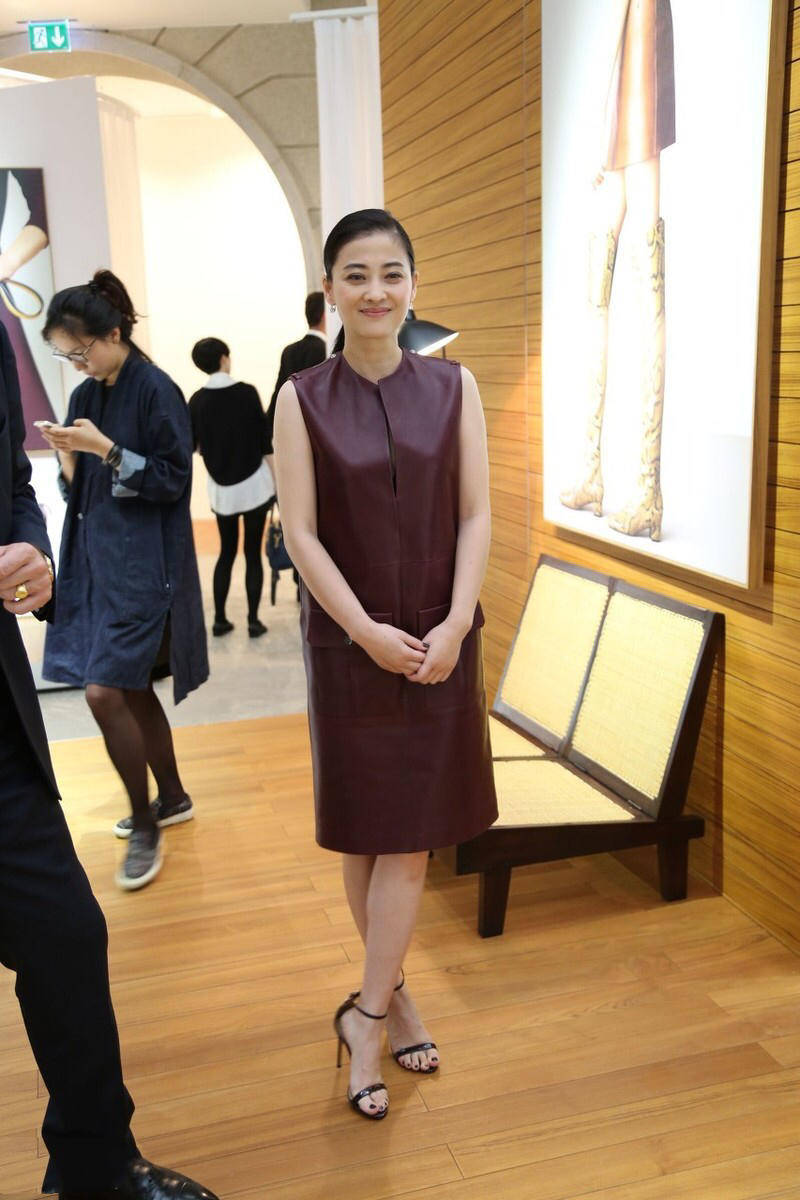 原创梅婷才是微胖界女神穿皮质连衣裙扎低马尾中间开条缝意外高级