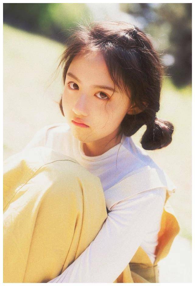 放大张格的五官看,还是女孩子的孩子气. 脸很丰满,大眼睛也很有灵气.