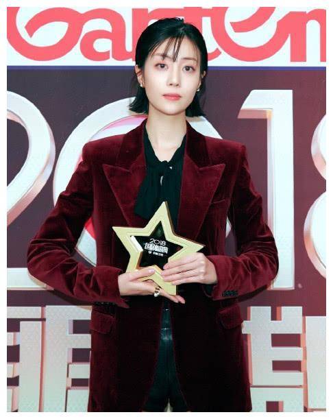 原创解约后的李溪芮拍时尚片白色绒衫清纯干净一笑更是百媚生