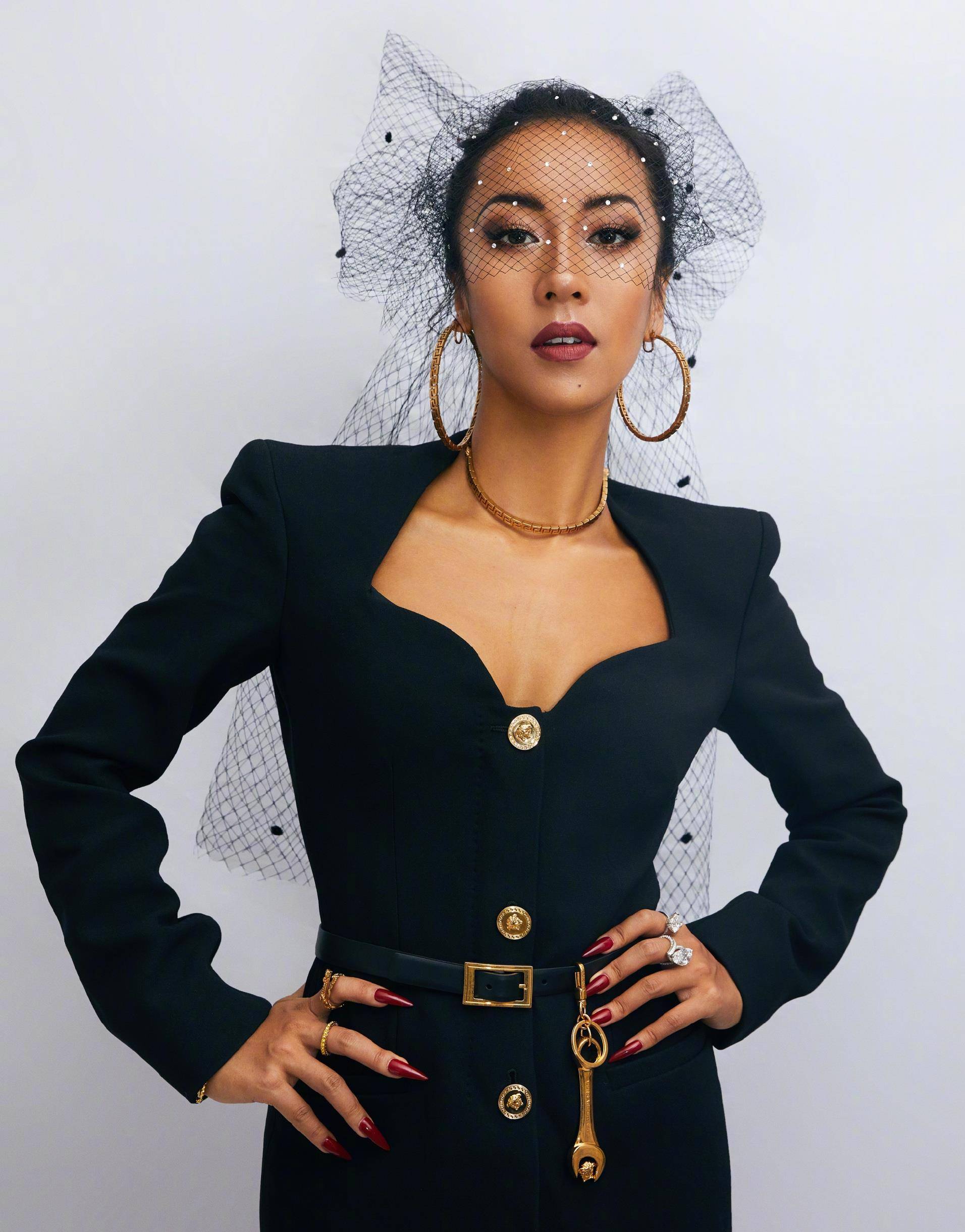 吉克隽逸这次不一般,工装裙里面穿健美裤,短上衣特