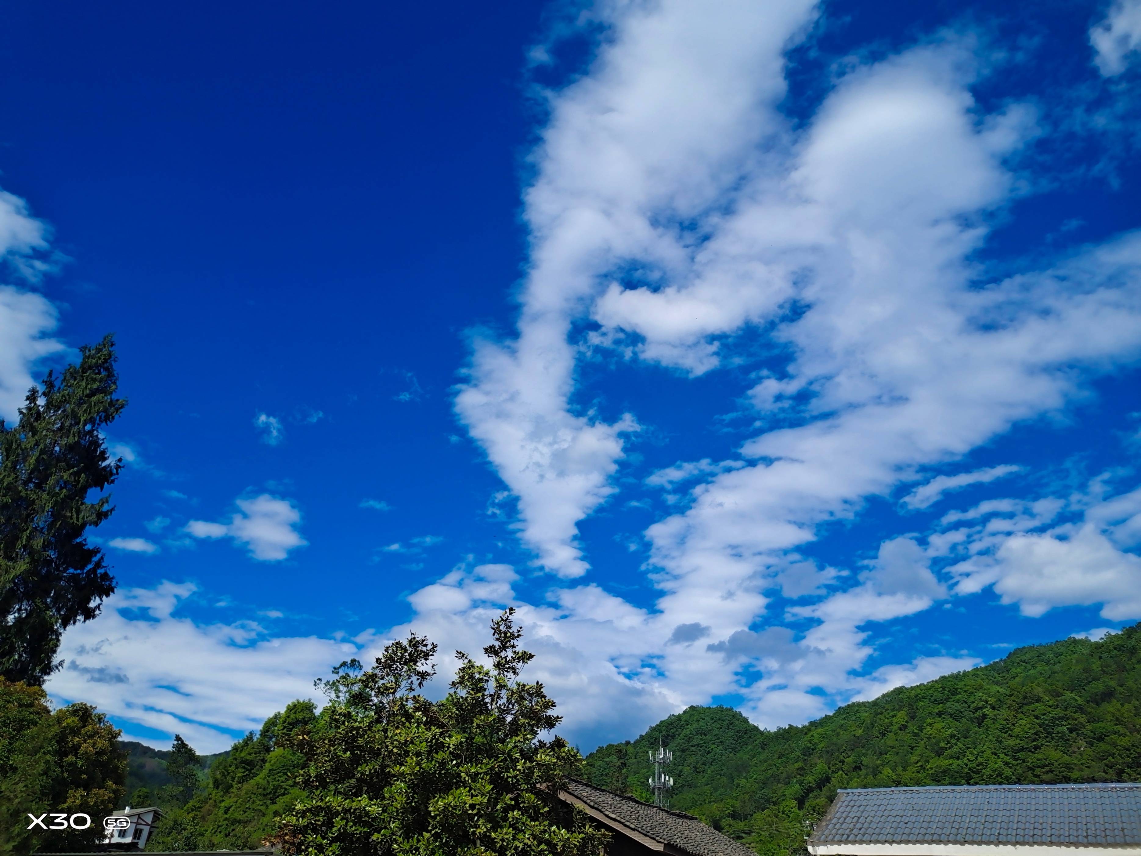 原創暴雨過後藍天白雲強勢登場操場上五星紅旗迎風飄揚真漂亮