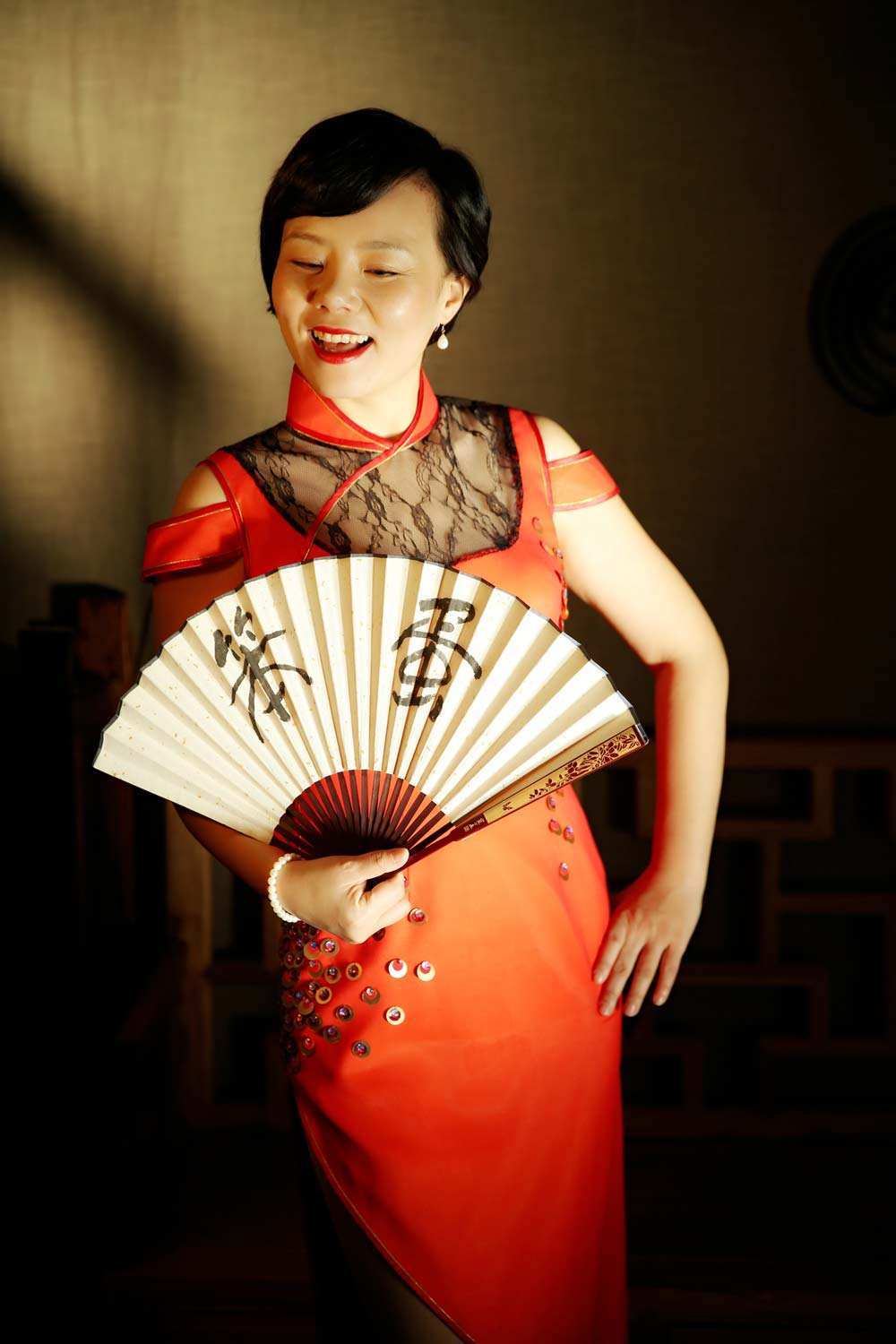 龚琳娜穿搭也疯癫艳俗红配绿也能穿好看穿错裤子成大象腿