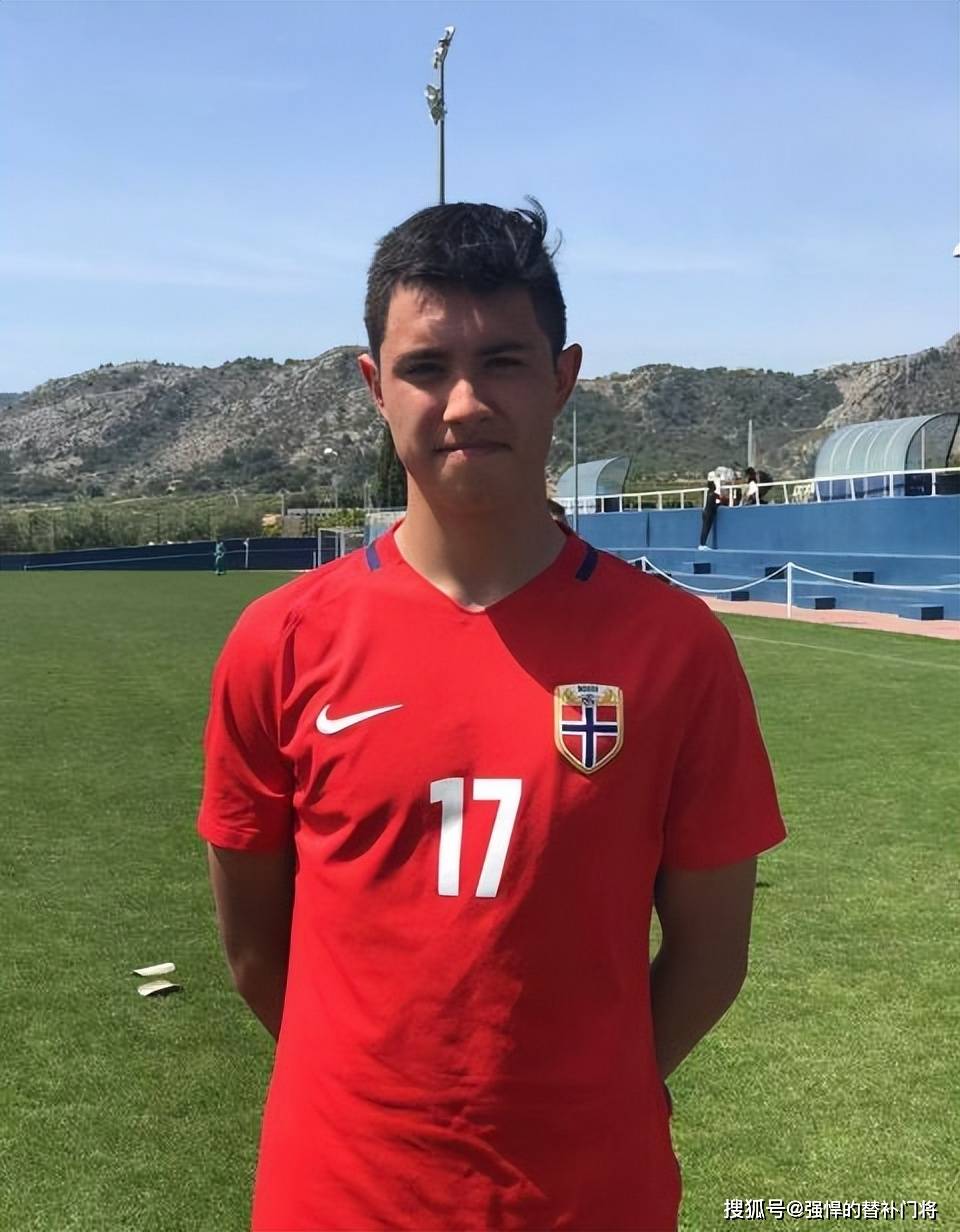 原创国足有望迎来新归化20岁华裔中卫试训泰山队身高达1米9