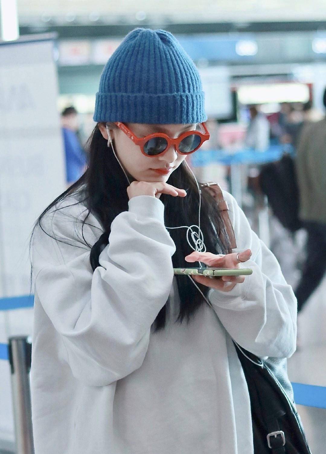 初恋脸女星章若楠走机场,灰卫衣蓝帽子美到发光 网友:爱死她了_look_