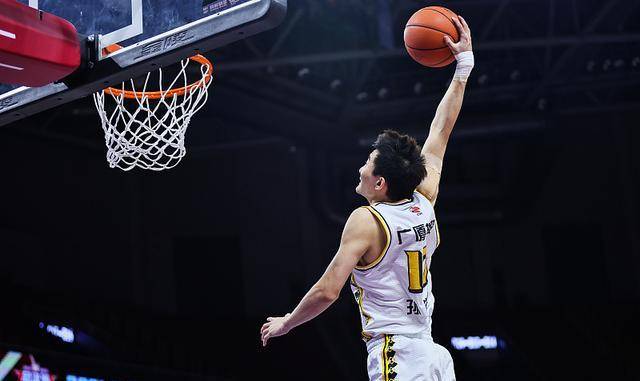 孙铭徽有着出色的身体天赋,当年夺得扣篮大赛时就断定这是一名出色的