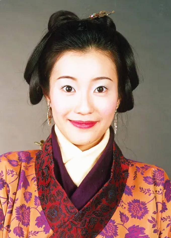 原创43岁张燊悦整理衣帽间名牌衣服堆积如山嫁富商连生4女心态好