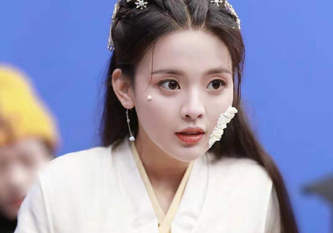 原创杨超越新剧片花曝光垂眼微笑的一瞬间众人惊艳了