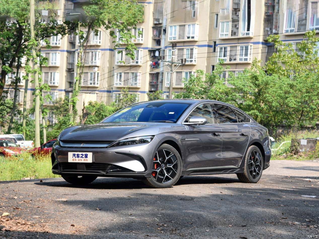 有网友私信我们说,比亚迪汉ev车型,究竟是选择2021款,还是购买刚刚