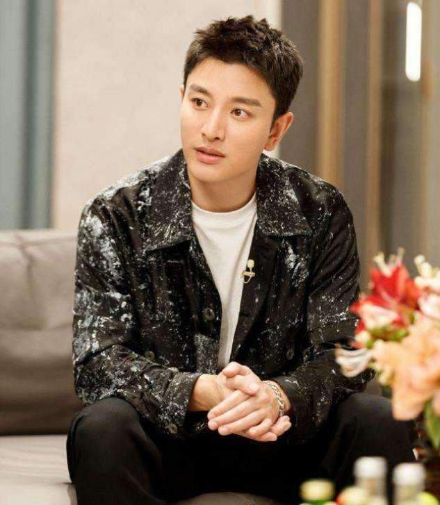 原创新恋情贾乃亮与白衣女子入住酒店女子短发齐肩身材高挑