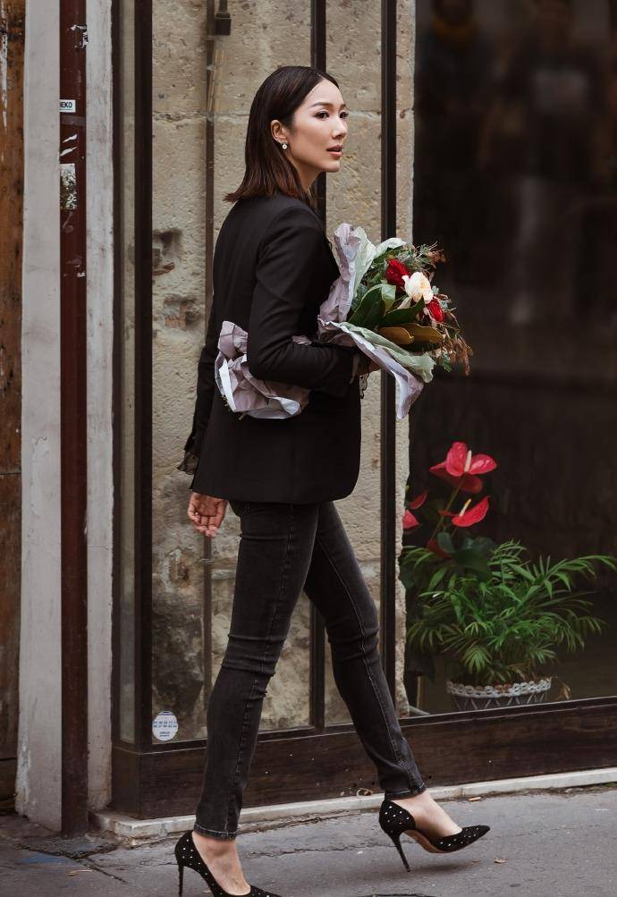 原创被李亚男街拍照惊艳到了穿西装又美又飒手捧鲜花尽显浪漫气息