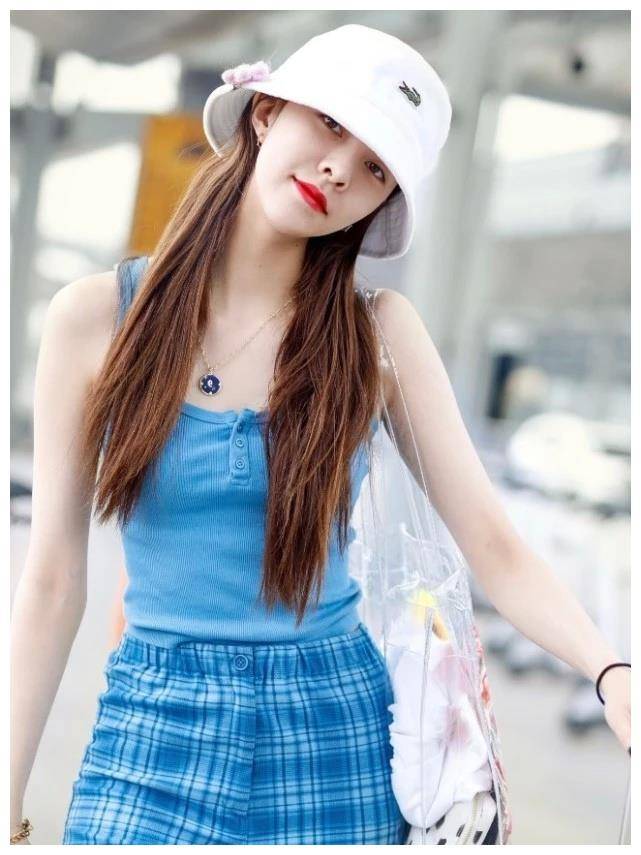 原创宋妍霏的穿搭火了清新无袖衫复古格纹裤不仅潮还显腿长