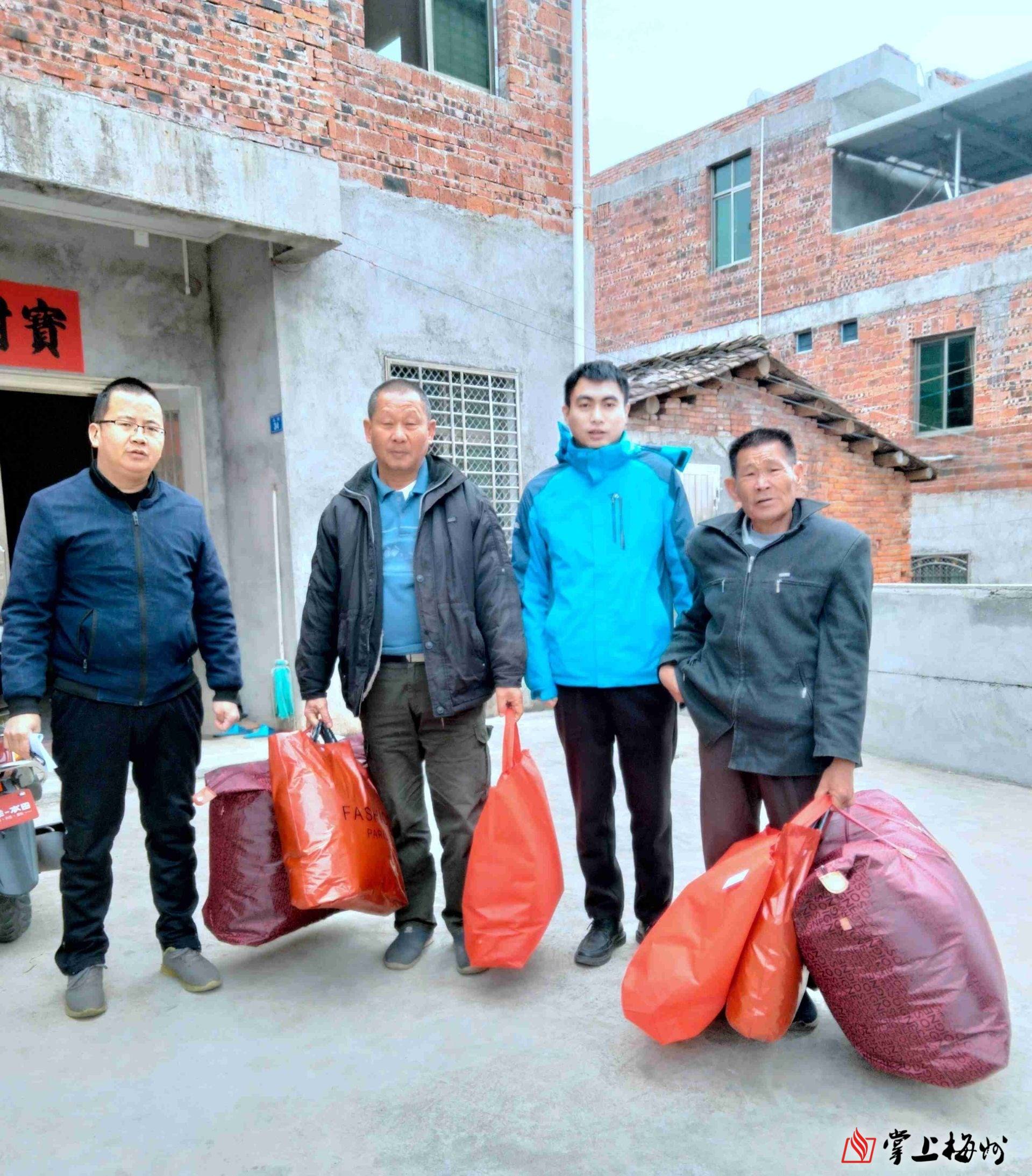 住在石正村大圳背的村民曾云辉说"王书记来了后我们这环境好了很多