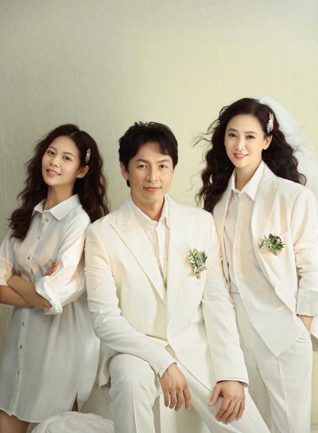 53岁翁虹晒照庆结婚15周年 与二婚老公相恋4月闪婚 女儿颜值高 刘冠廷 水晶 婚姻