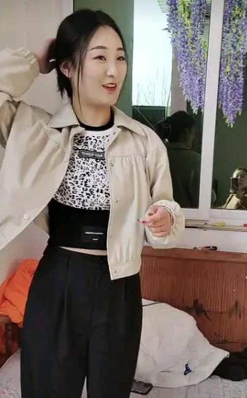 人们估计,大衣哥近日的举动,可能是受"拉面哥"爆火