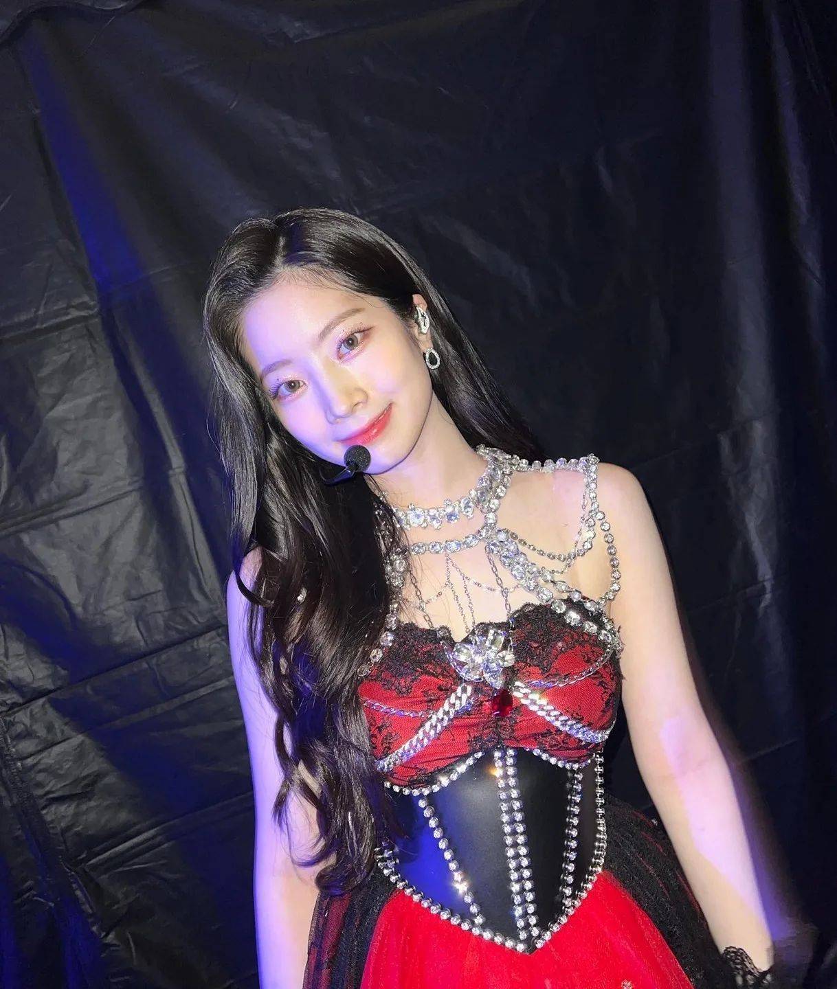 原创大胆抢眼的文胸上衣纤细蚂蚁腰twice多贤可爱又不落俗套