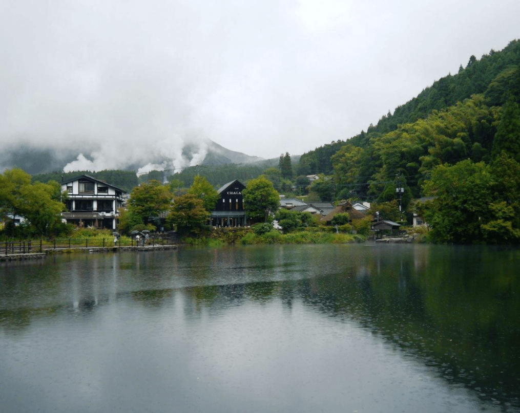 日本最"神奇"的湖,一半似温泉,一半却很清凉,四周风景美如画_自然环境