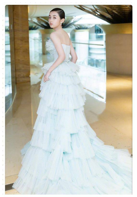 这件晚礼服的样子在张子枫身上可以说不多见.