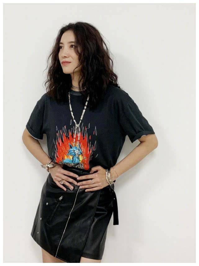 之前常见的羊毛卷发发型,有点蓬松和混乱的发型让宋佳看起来很有个性