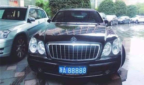 说到这里,大家可能首先想到的就是这个车牌,苏a88888,5连号加上吉利