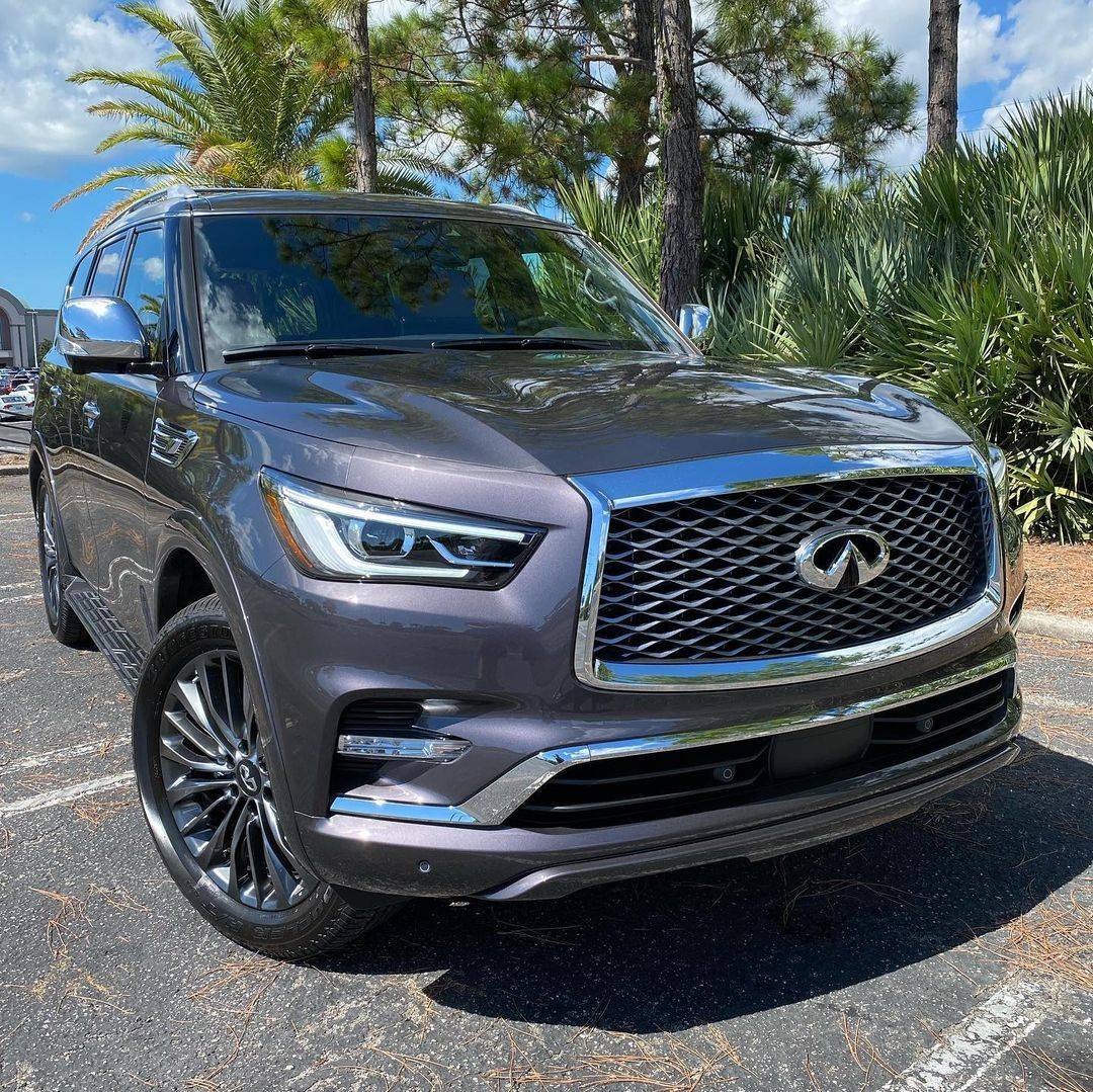 日产旗舰qx80实拍豪华又精致气场不输揽胜8缸动力四驱