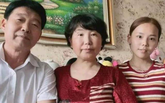 从这一点上来说的话,老杜也挺可怜,家中还有一个生活不能自理的傻女儿