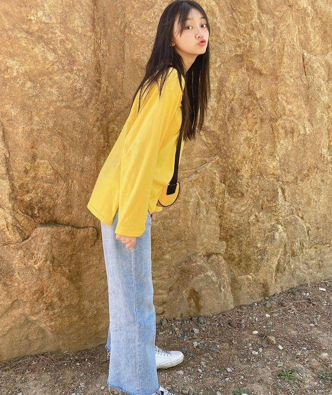 这是曲芷含最近晒出来的照片黄色衣服搭配牛仔裤,九分裤和白色板鞋