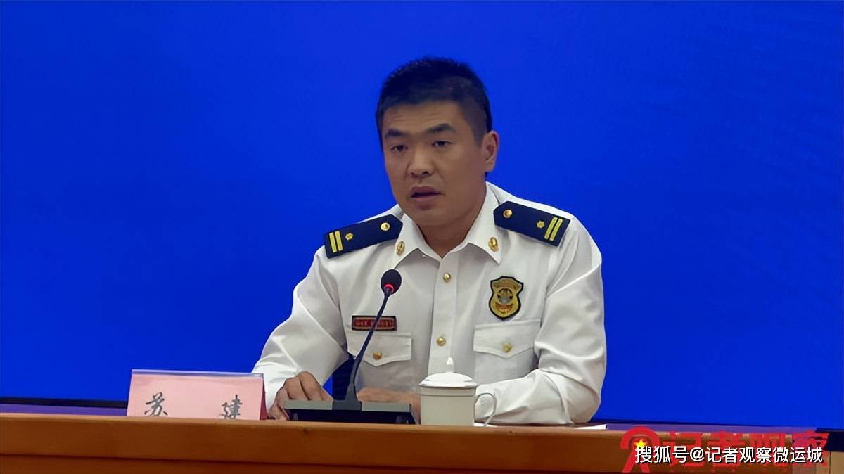 盐湖区行政审批服务管理局局长杨天鹏就媒体关注问题回答了记者提问