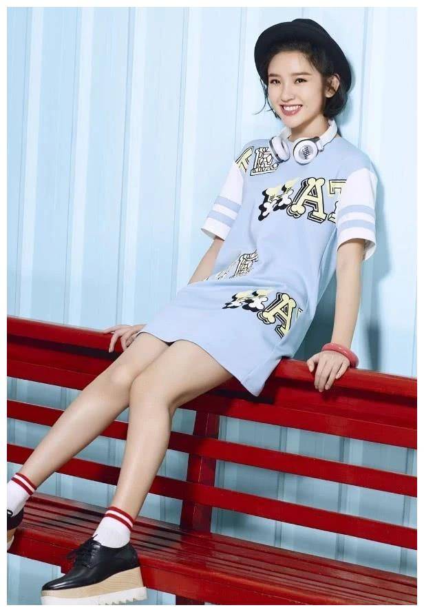 唐艺昕穿断层靴摆拍,当镜头拉远看她的腿,网友:张若昀有福了_服装_t恤