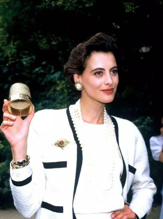 她是香奈儿第一御用超模,又因毁约被拉黑,64岁依旧美到发光_伊娜_法国