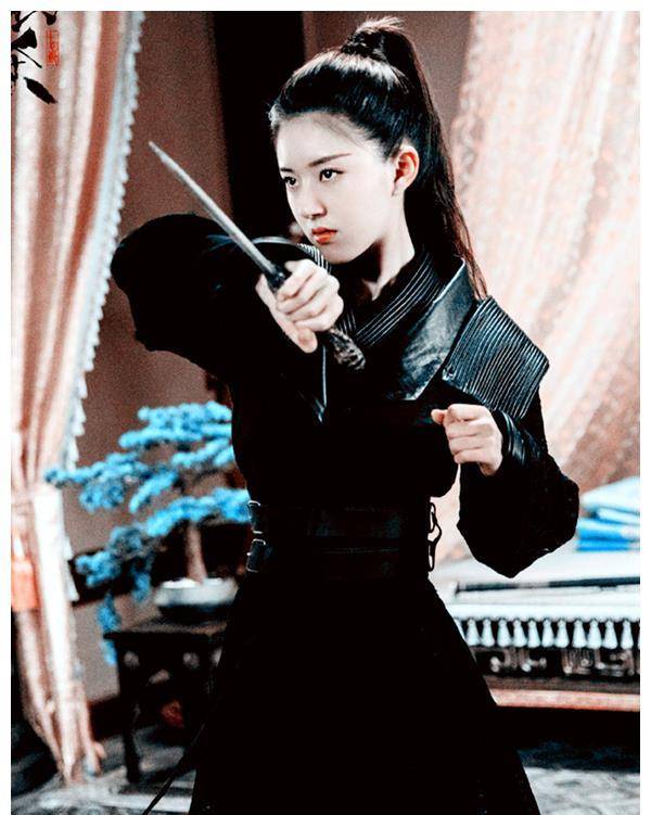 有种"美"叫女星穿黑衣古装,杨紫杨幂还好,看到她才知啥叫惊艳_鞠婧祎