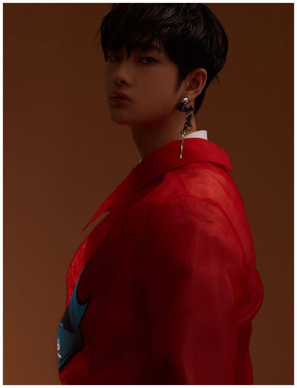 原创周震南衣品开挂三套造型都搭配红衣172cm居然也有强气场