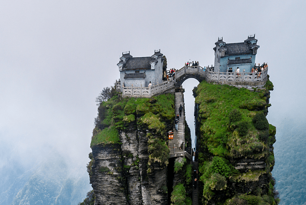 中国最危险的寺庙，屹立于2500米的山峰上，游客却络绎不绝