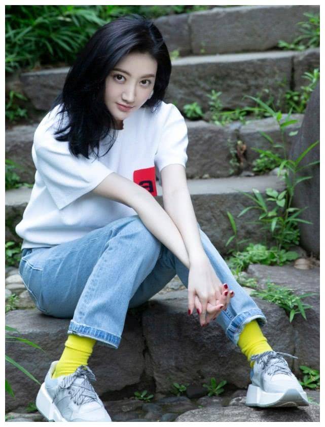 景甜一身清新装扮甜美如初恋却被一双袜子抢镜了