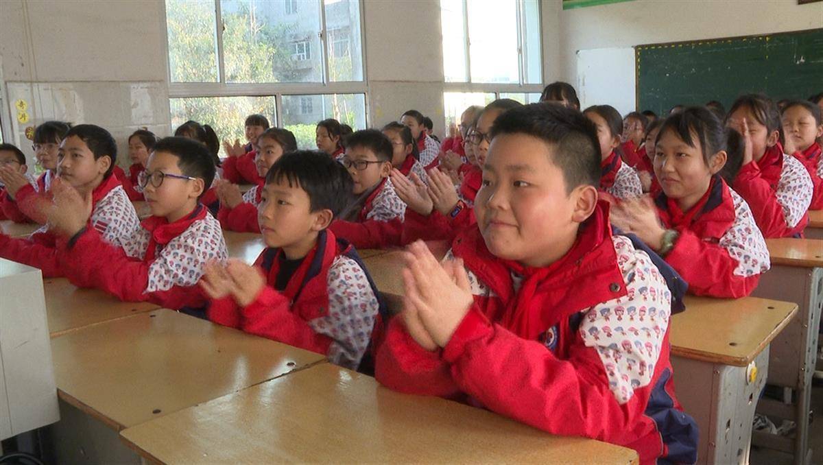 辛巴申请辛火助学计划花坪小学师生学习英子姐姐延续助学事业