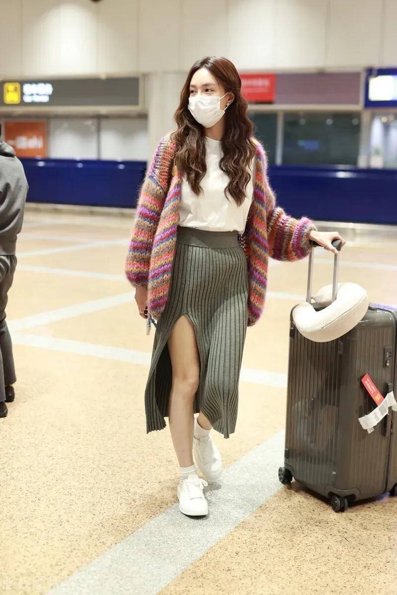 原创沈梦辰走机场造型翻车开叉裙秀白皙美腿凸起的小肚子抢了风头